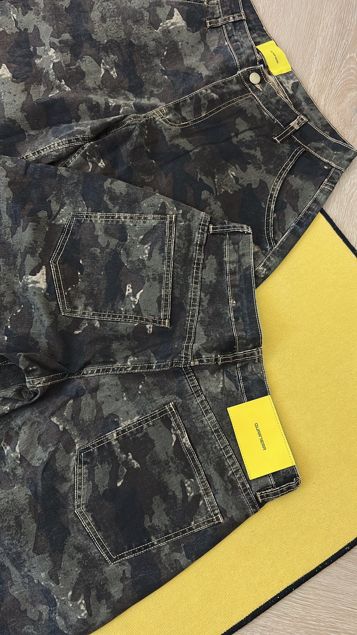 QUAR7IERR WMS CAMO BARREL JEANS