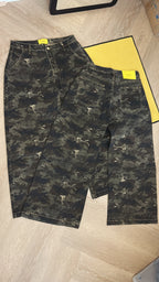 QUAR7IERR WMS CAMO BARREL JEANS