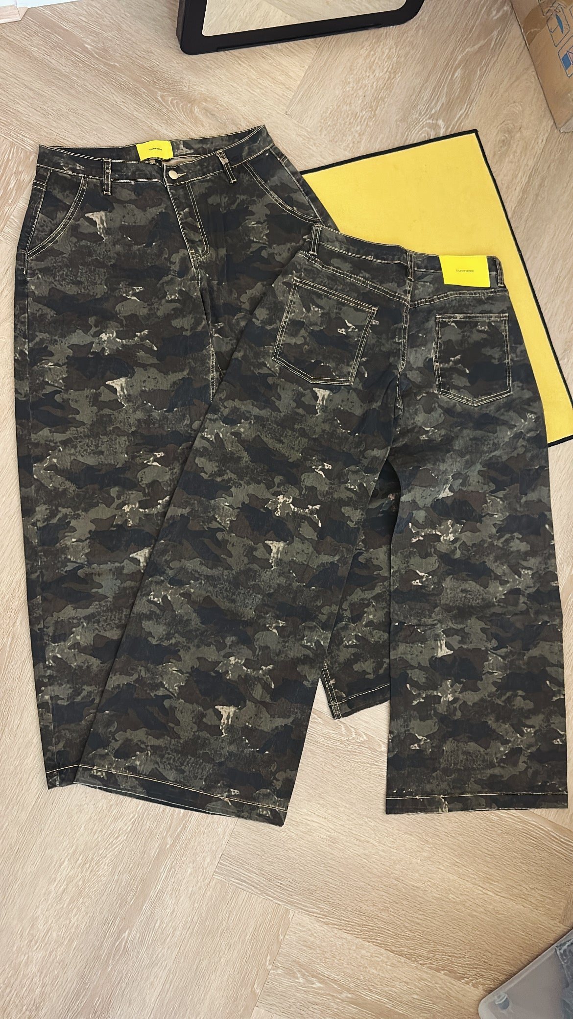 QUAR7IERR WMS CAMO BARREL JEANS