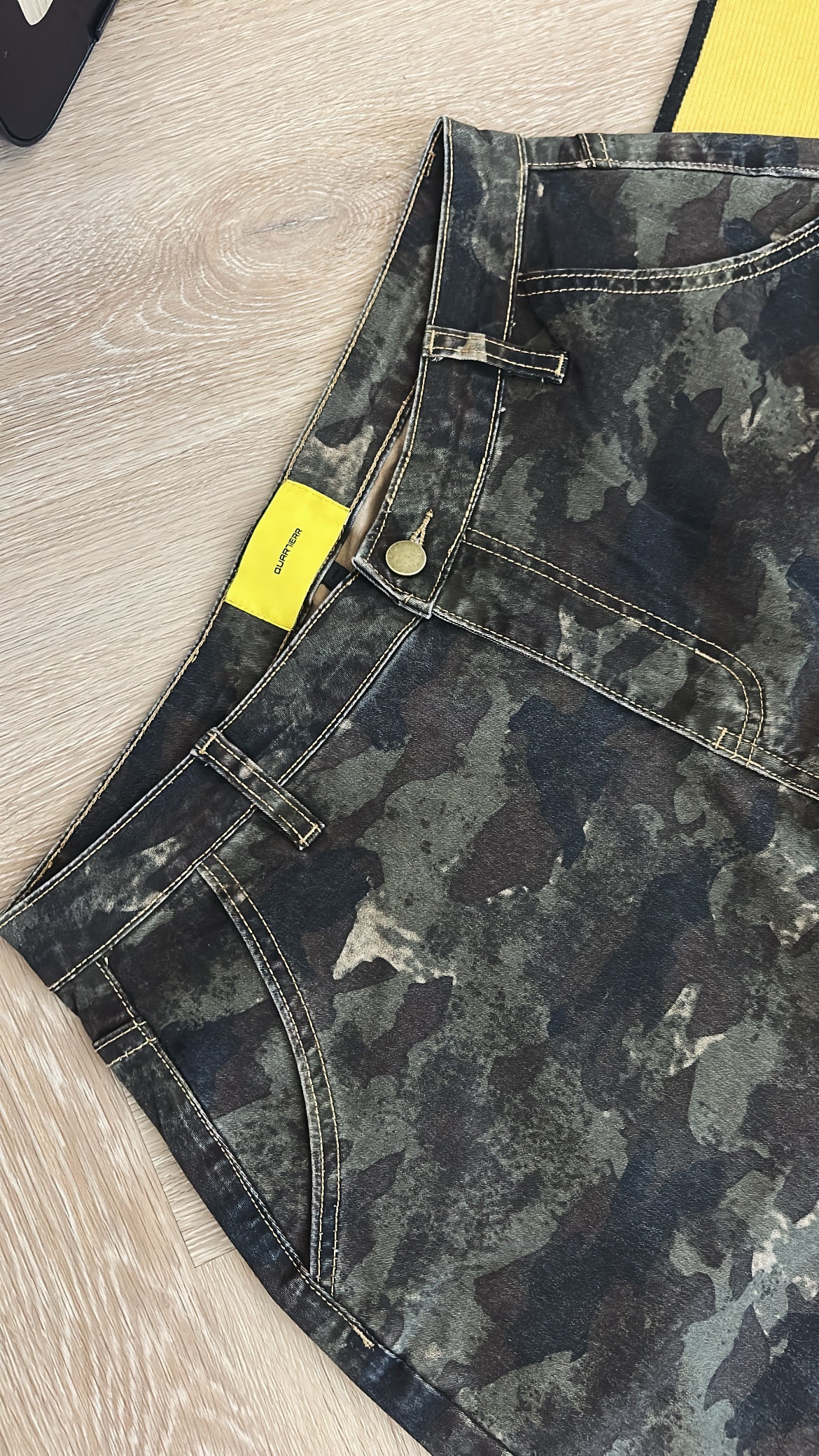 QUAR7IERR WMS CAMO BARREL JEANS