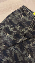 QUAR7IERR WMS CAMO BARREL JEANS