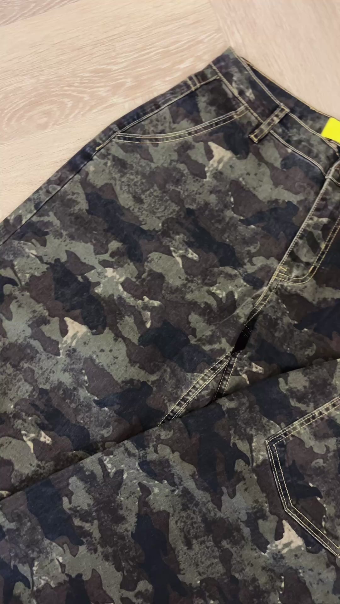 QUAR7IERR WMS CAMO BARREL JEANS